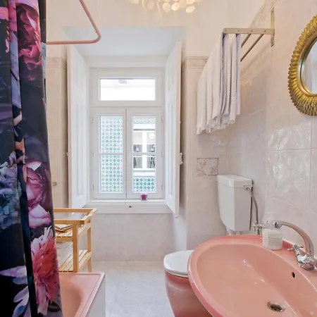 B1 Bairro Alto - Bica Spacious Bright דירה *